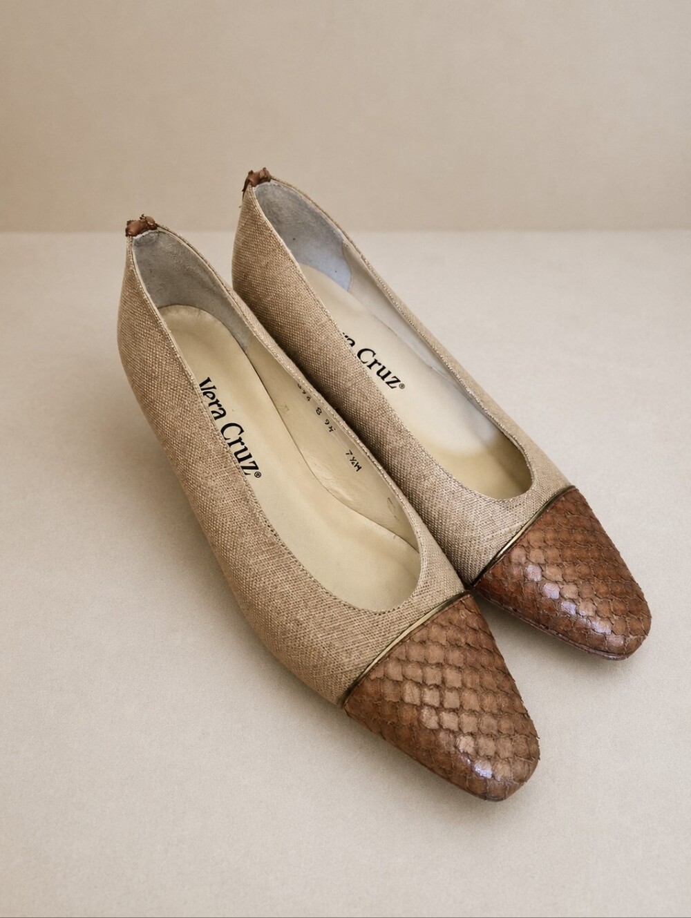 Vintage Vera Cruz Spain Womens 7.5M Beige Fabric Cap Toe Low Heel Pumps NOS‎